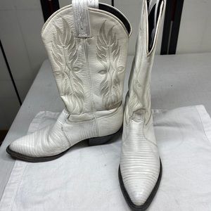 Tony Lama white cowboy boots. Mens size 6